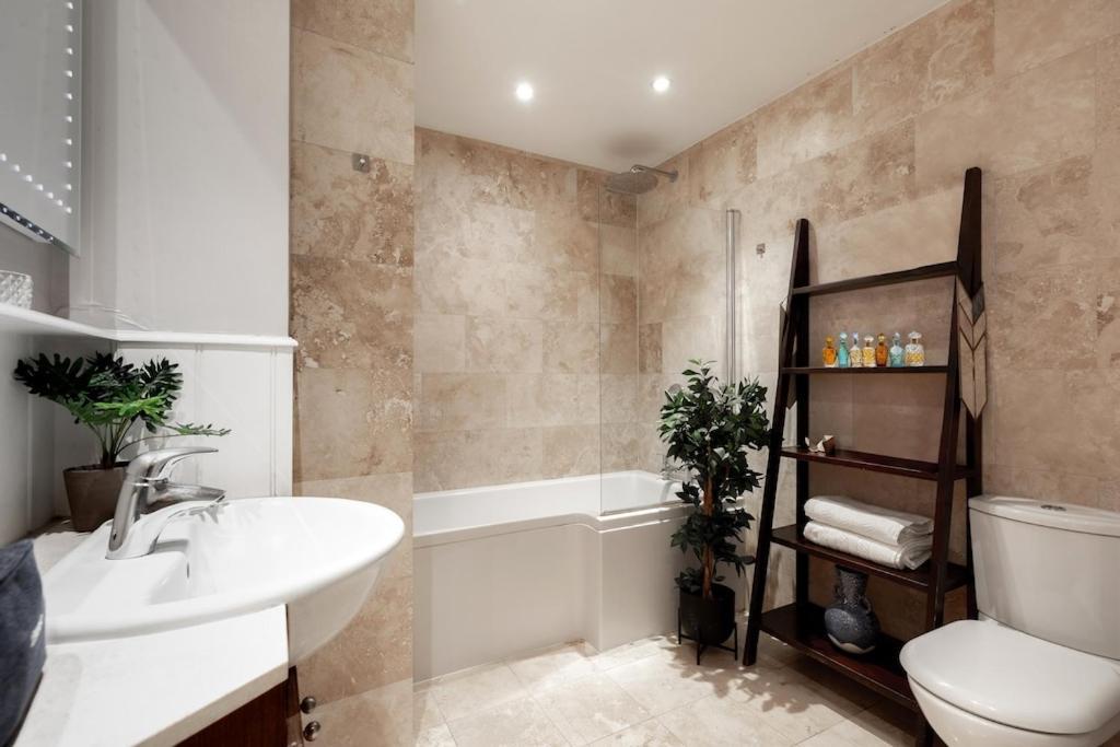 Revamped & Luxxe For Covent Garden Lovers! Adorable City Home For Families & Friends Londra Dış mekan fotoğraf